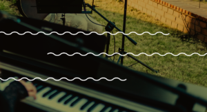 grafika ze zdjęciem koncertowym z instrumentami muzycznymi w kompozycji