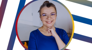 okrągły kadr zdjęcia Karoliny Chomik na białym tle z kolorowymi paskami.