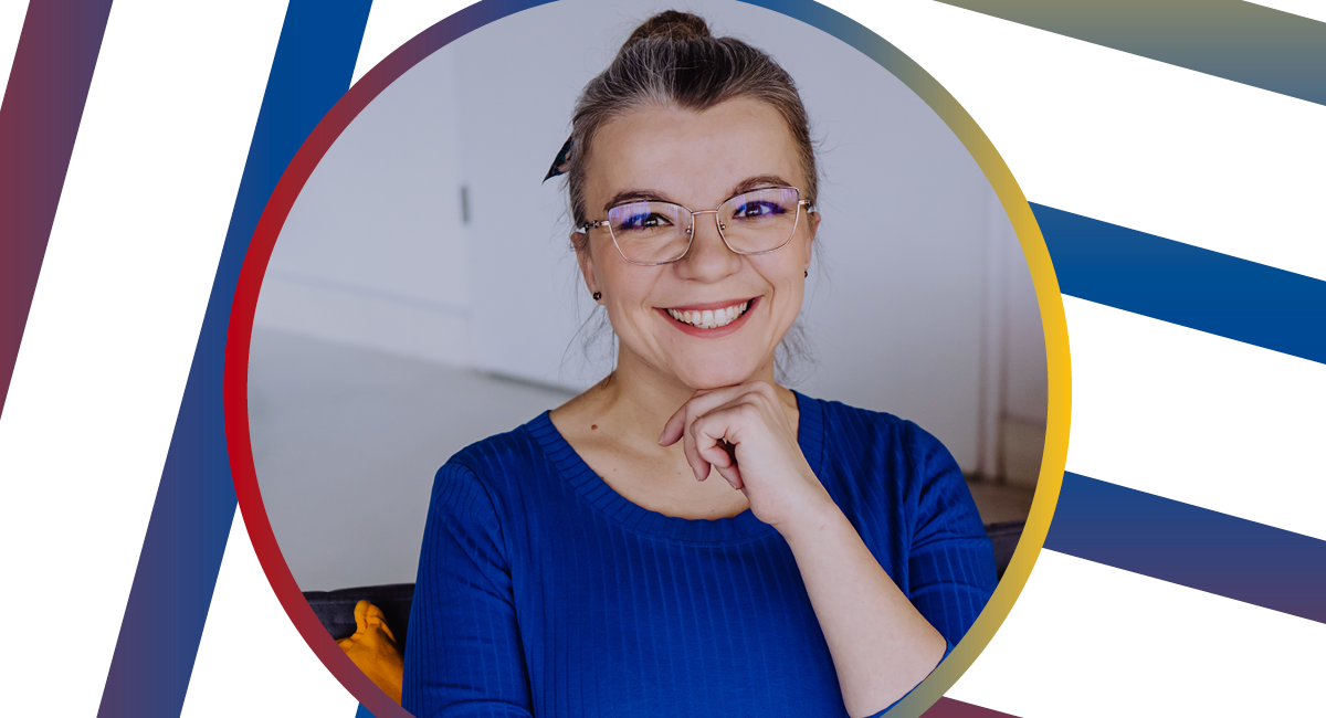 okrągły kadr zdjęcia Karoliny Chomik na białym tle z kolorowymi paskami.